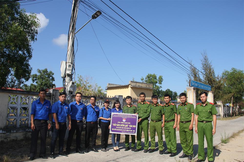 Chi đoàn Nhà máy phối hợp thực hiện công trình “Thắp sáng đường quê” nhân dịp ngày thành lập Đoàn TNCS Hồ Chí Minh